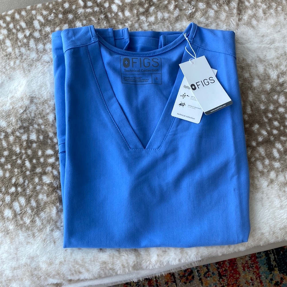 FIGS Casma three pocket scrub top